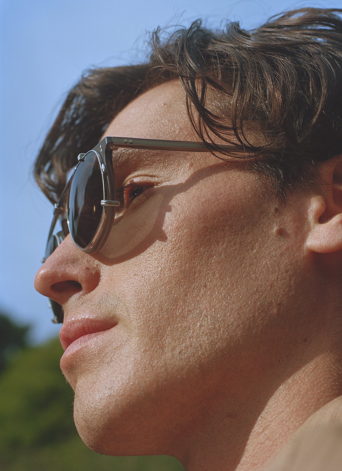 Model wears a folding sunglass clip in Silver created for the Garrett Leight California Optical Kinney eyeglass, available in two sizes and multiple colorways.